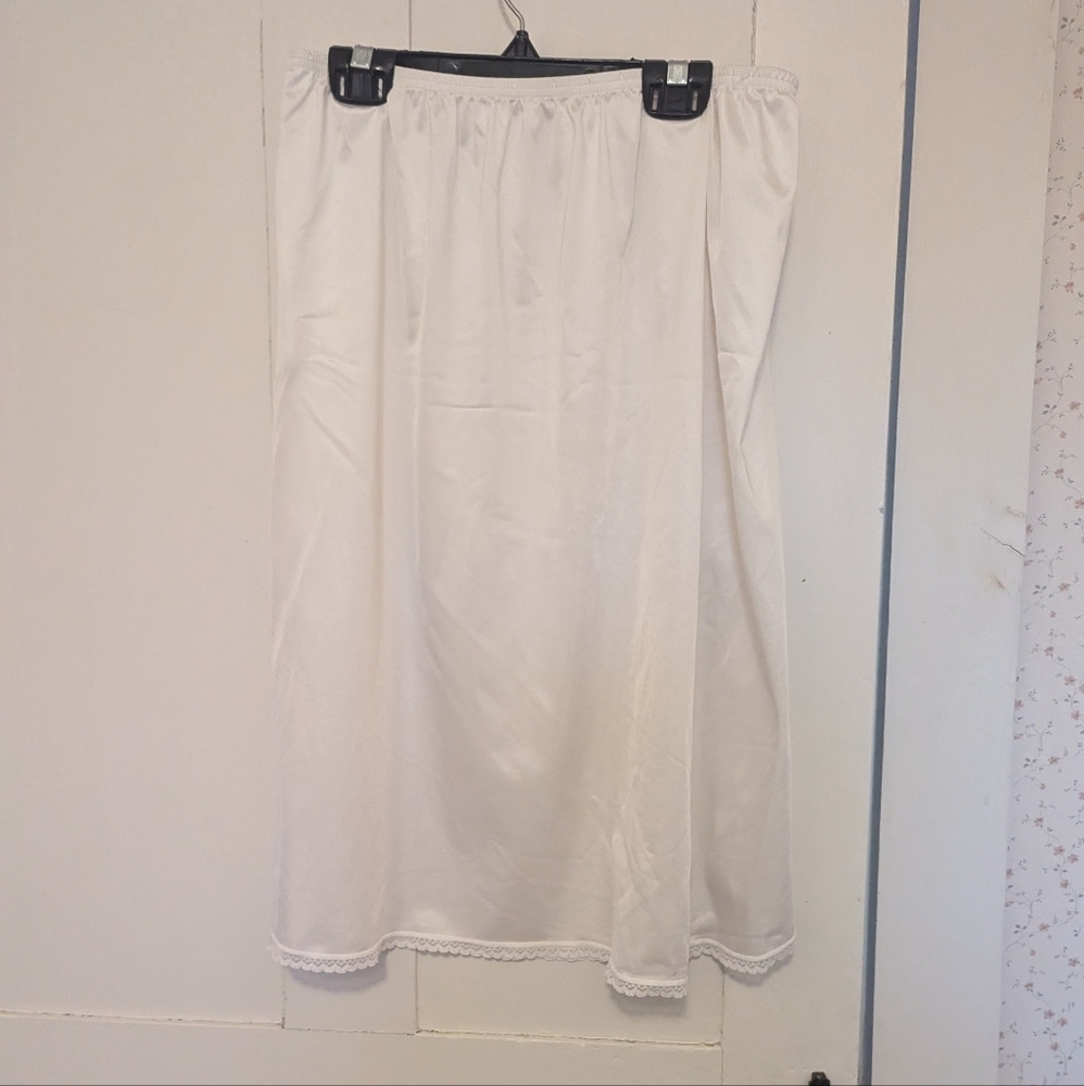 🤍 Vanity Fair Cream Half Slip Skirt Nylon M Going Out Date Night - Picture 2 of 8